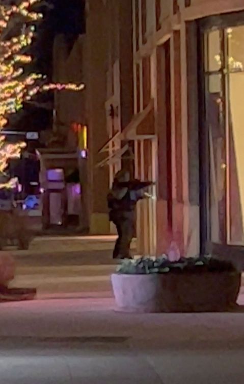 Agente armado fuera de un edificio en Lakewood, Colorado. (Reuters)