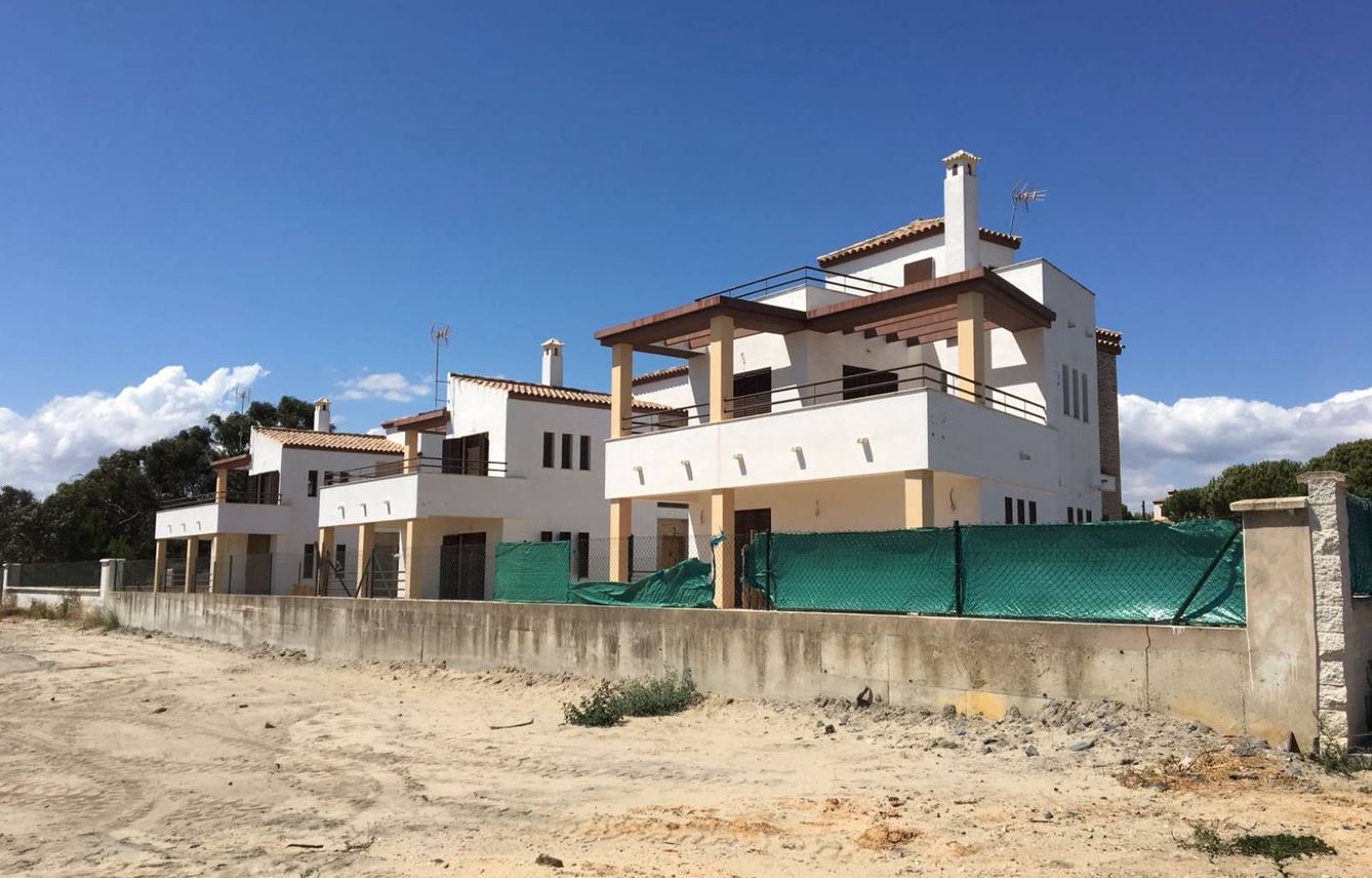 Los tres chalés ocupados en Las Colinas (Huelva), de tres pisos y parcela de 400 m2.
