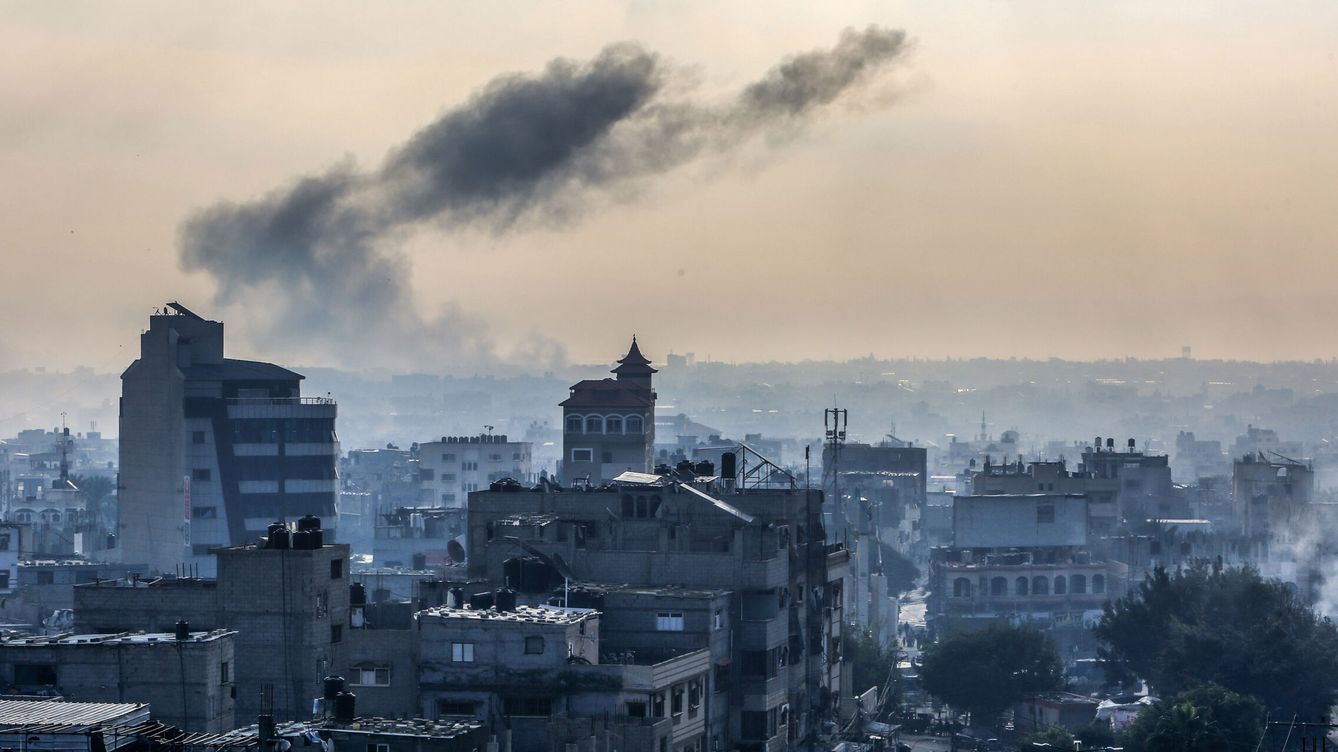Foto: Se levanta humo tras un ataque aéreo israelí sobre la ciudad de Rafah, en el sur de la Franja de Gaza. (Europa Press / Abed Rahim Khatib)