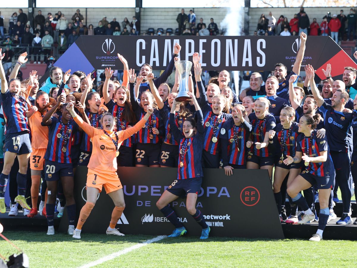 Foto: Las jugadoras del Barcelona celebran su victoria frente a la Real Sociedad en la final de la Supercopa de España de fútbol femenino. (EFE/Jero Morales).