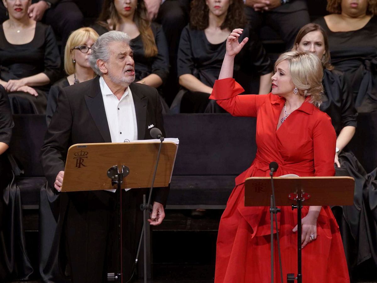 Foto: Plácido Domingo junto a la soprano italiana Carmen Giannattasio, en el Teatro Real en 2019. (EFE)