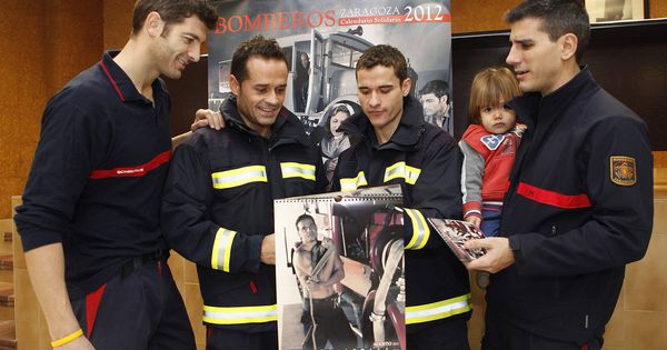 Foto: .- Algunos de los bomberos del Ayuntamiento de Zaragoza que posaron en el Calendario Solidario 2012. (EFE)