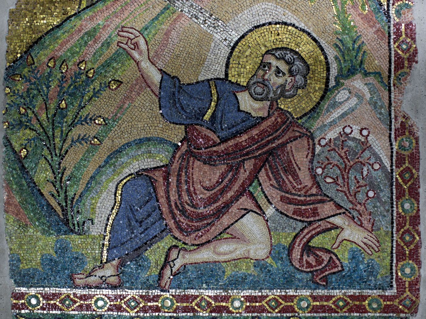 Restauración de un mosaico mural en el templo. (EFE)