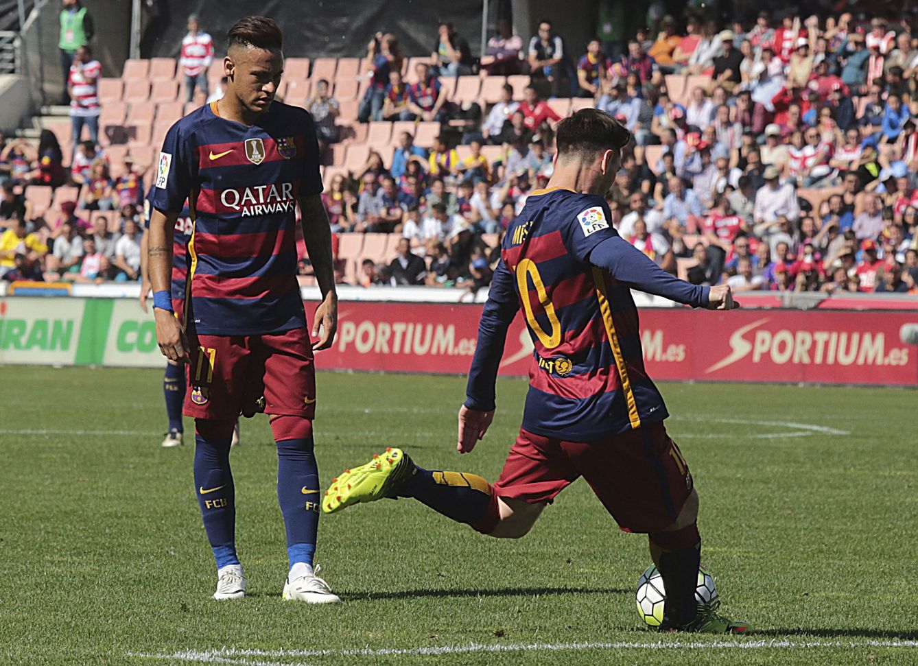 Con su nuevo contrato, Neymar cobra más que Messi (Pepe Torres/EFE)