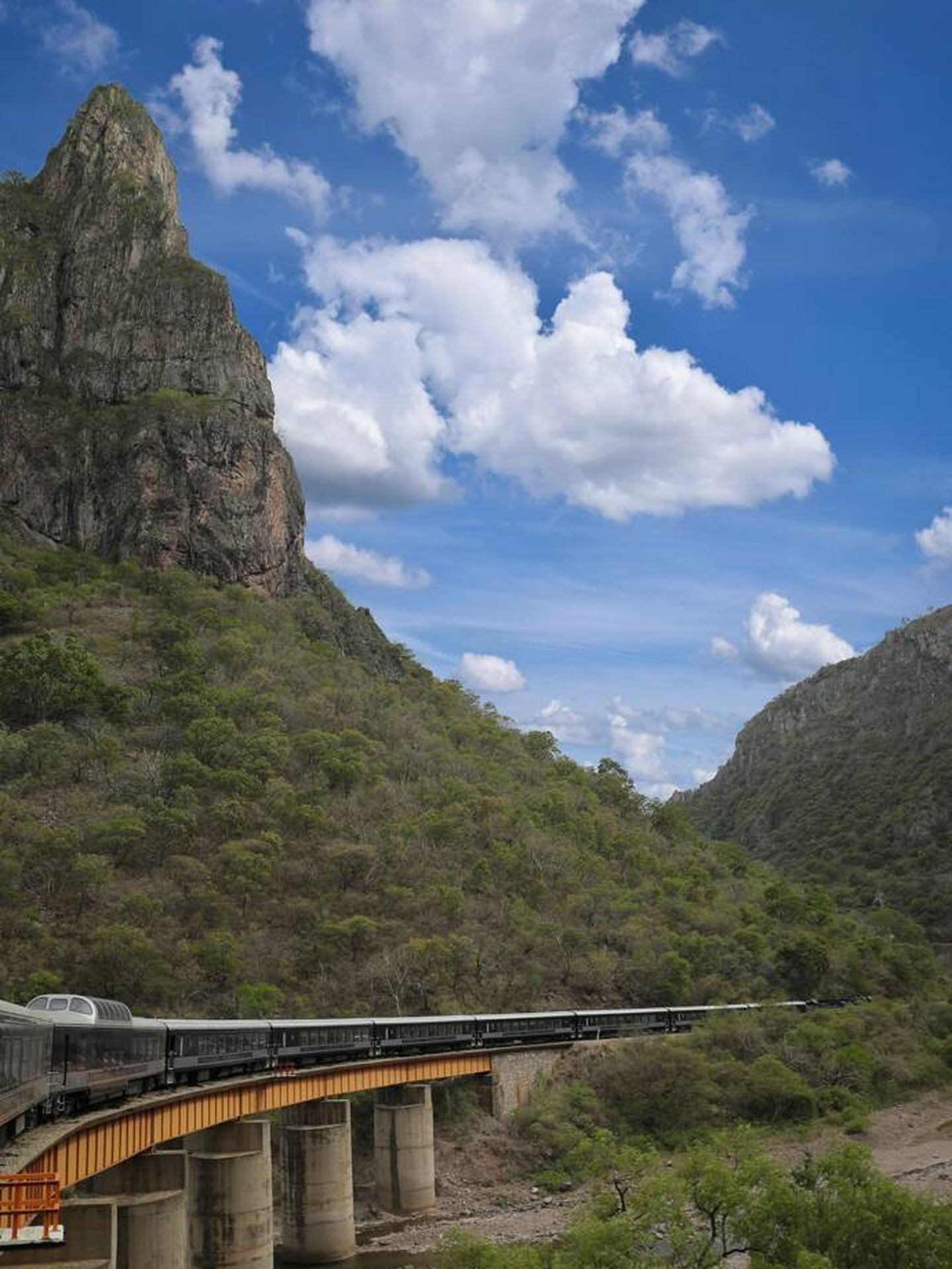 El Chepe aborda 86 túneles, cruza 37 puentes y bordea gigantescos acantilados. (Ah Chihuahua)