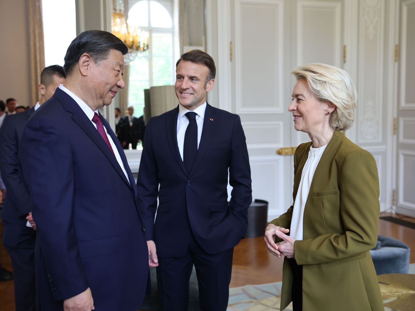 Ursula von der Leyen en Palacio del Elíseo en París, junto a Emmanuel Macron y Xi Jinping.