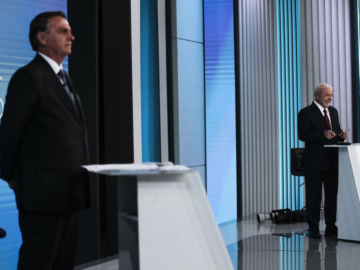 Foto: El candidato por el Partido de los Trabajadores (PT), Luiz Inácio Lula da Silva (d) y el presidente y candidato a reelección, Jair Bolsonaro (i). (EFE/Antonio Lacerda)