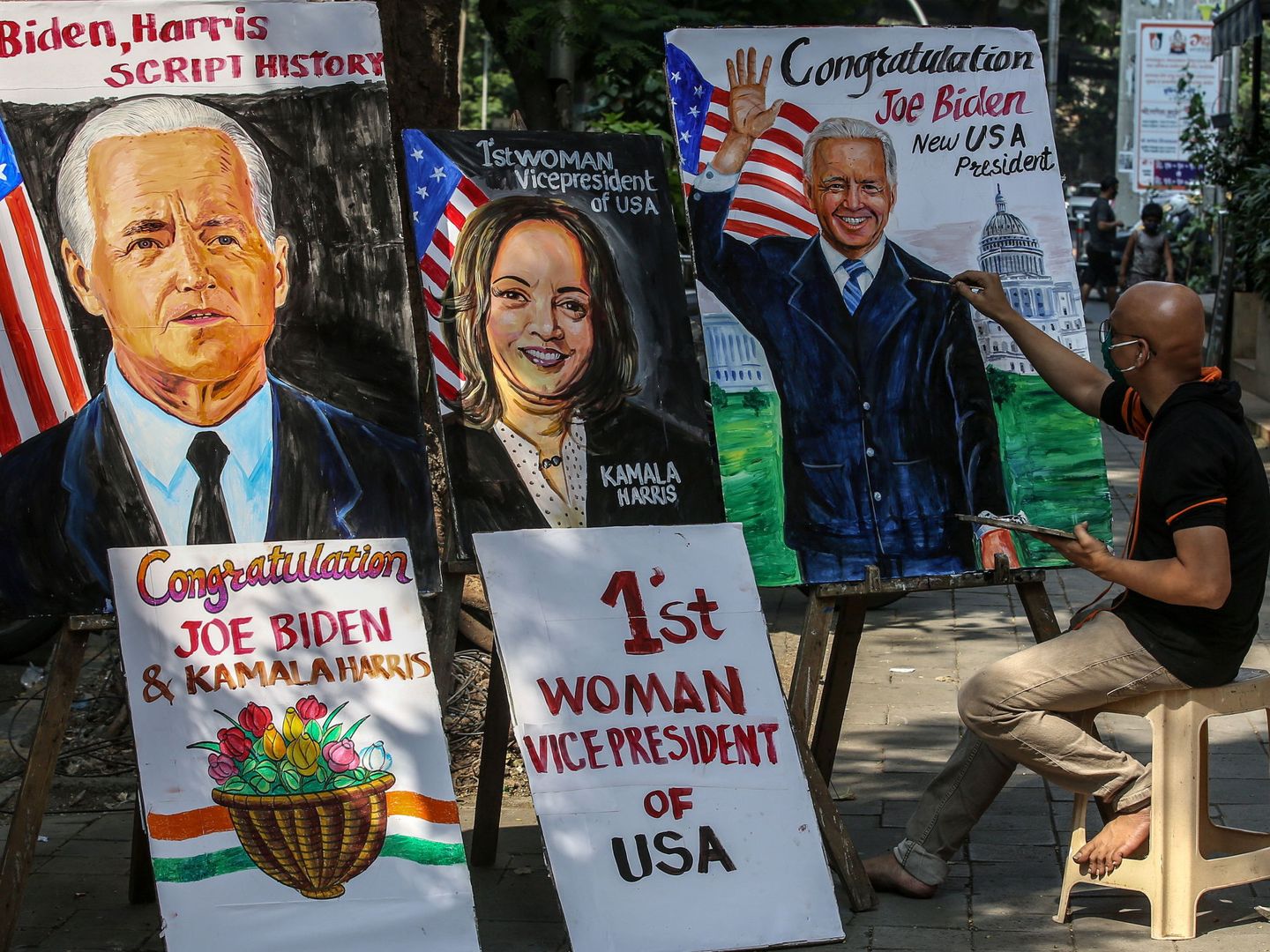 Un hombre pinta retratos de Joe Biden y Kamala Harris en la India. (EFE)