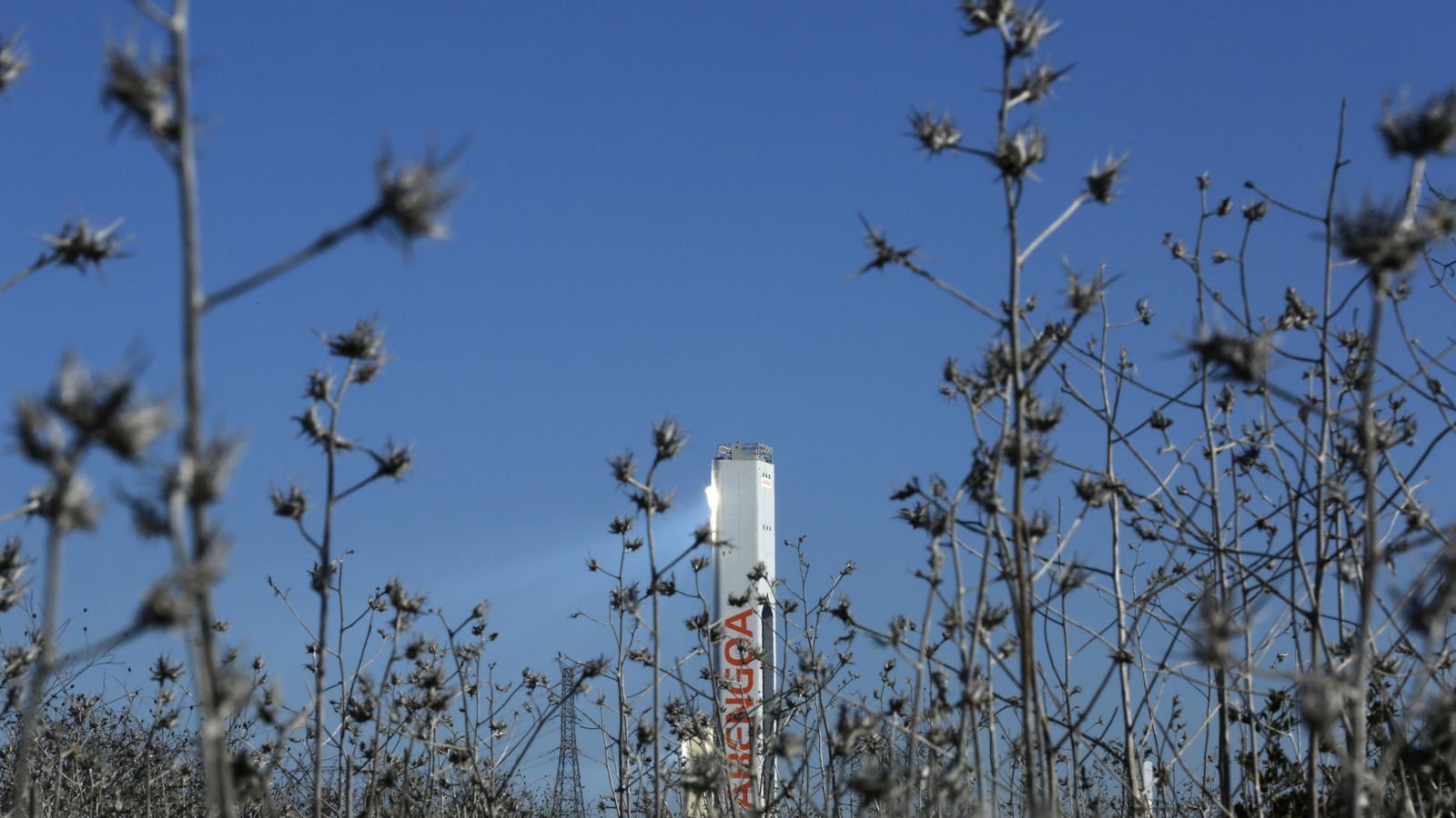 Foto: Una torre de la planta solar de Abengoa en Sanlúcar La Mayor. (Reuters)