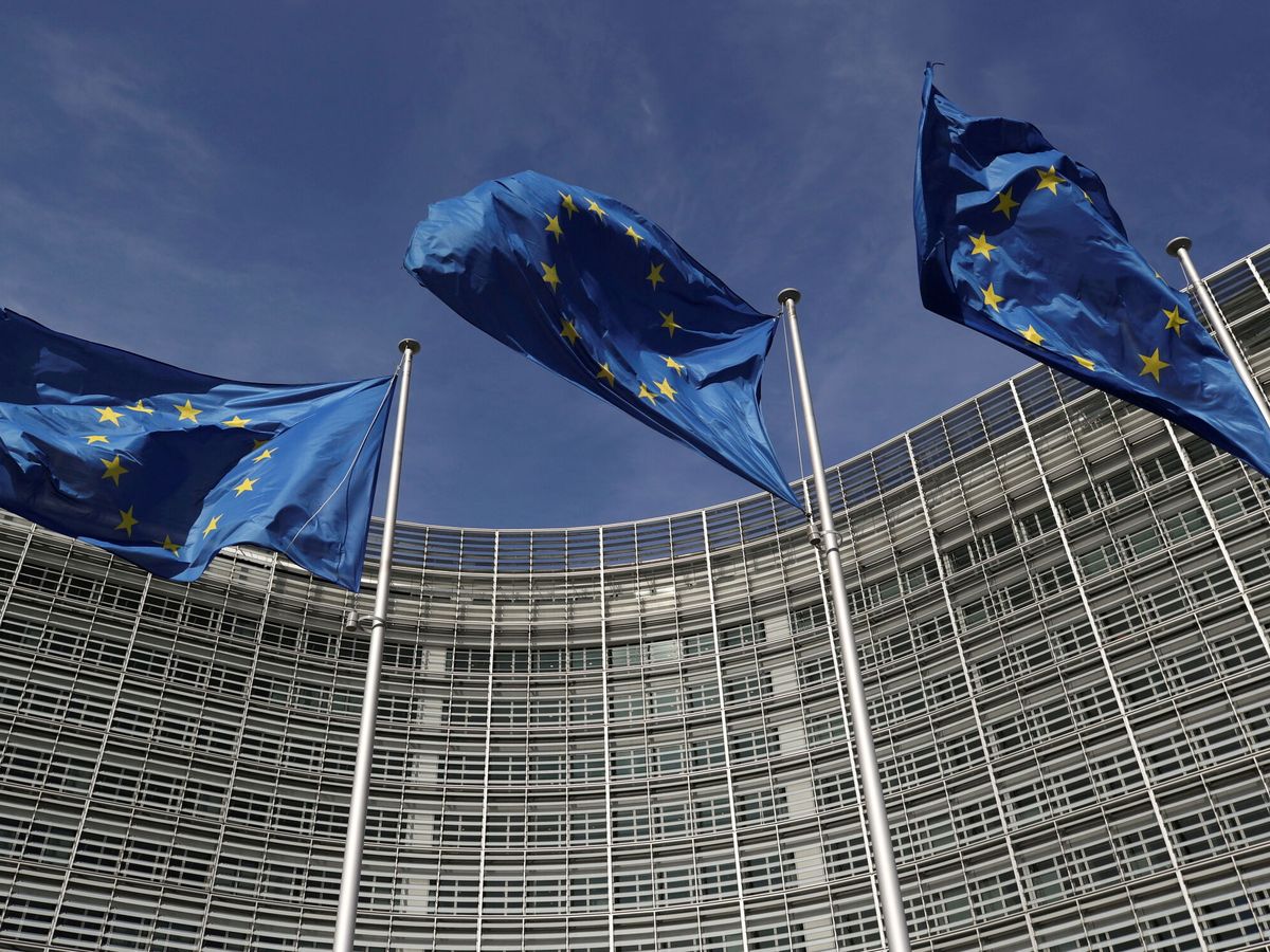 Foto: Banderas de la UE en la sede de la Comisión, en Bruselas. (Reuters)