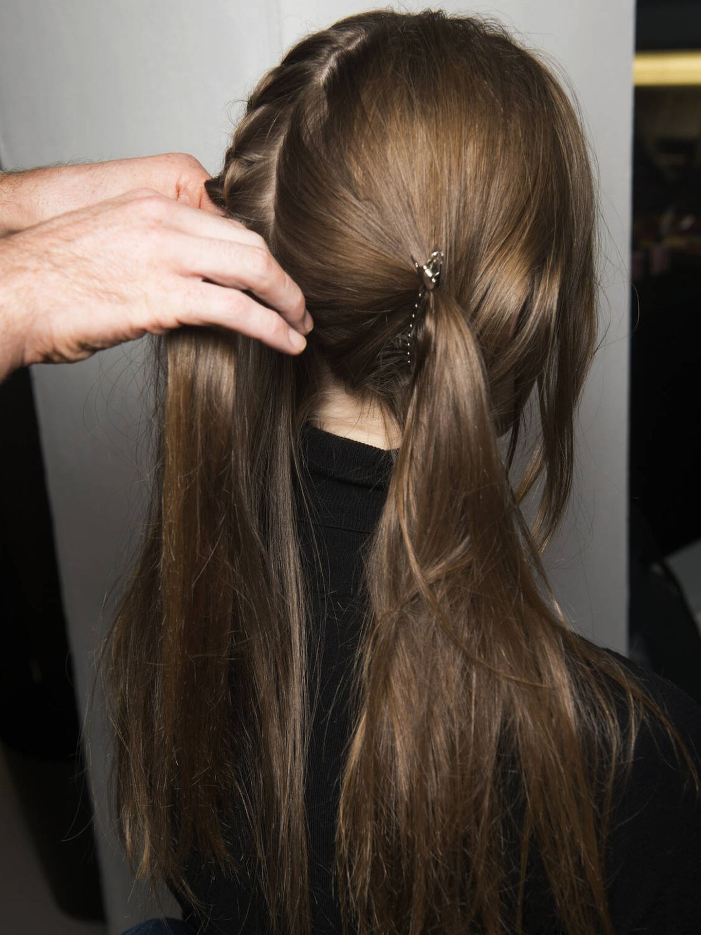 Aunque se trate de un peinado sencillo, seccionar el cabello es fundamental para realizar una correcta coleta 'criss-cross pigtail'. (imaxtree)
