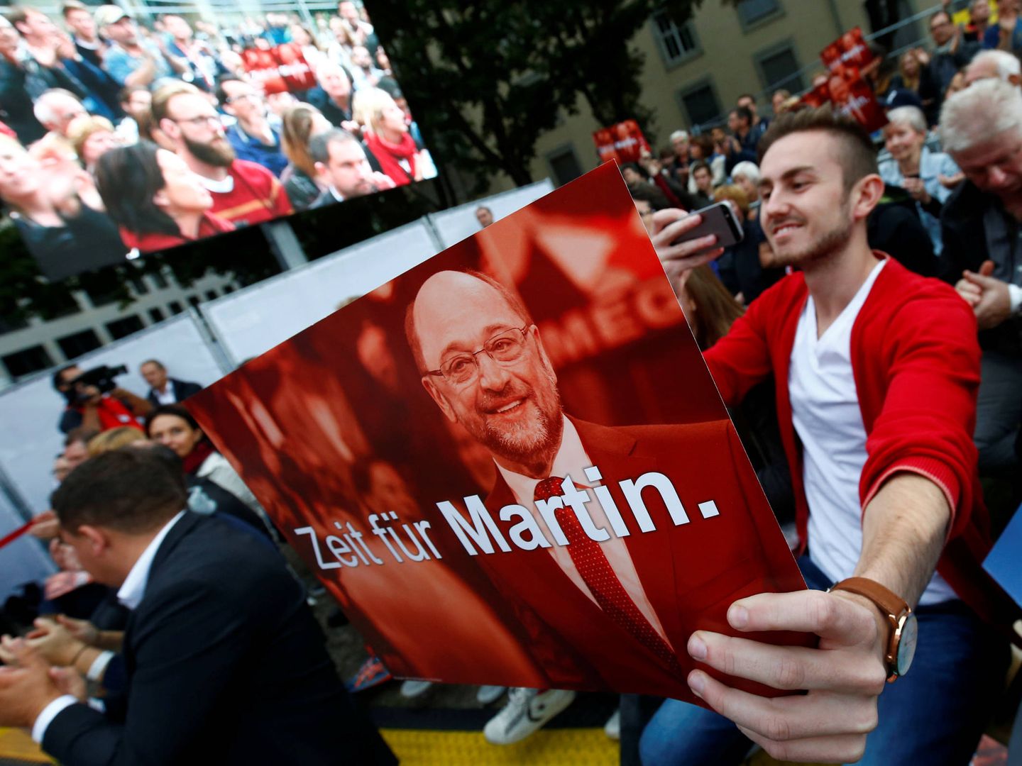 Un votante socialdemócrata durante un evento de campaña de Martin Schulz en Mainz, Alemania. (Reuters) 
