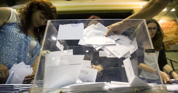 Foto: - Miembros de una mesa electoral durante el recuento de votos tras el cierre de los colegios en Barcelona. (EFE)