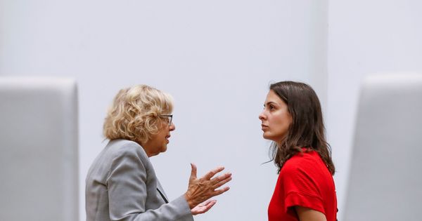 Foto: La alcaldesa de Madrid, Manuela Carmena (i), conversa con la portavoz del Ayuntamiento de la capital, Rita Maestre. (EFE)