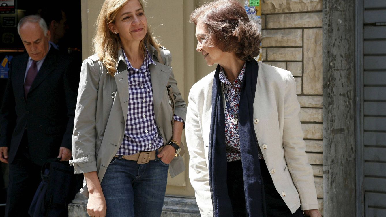 Foto: La reina Sofía sonríe a la infanta Cristina cerca del hospital Clínico de Barcelona. (EFE)