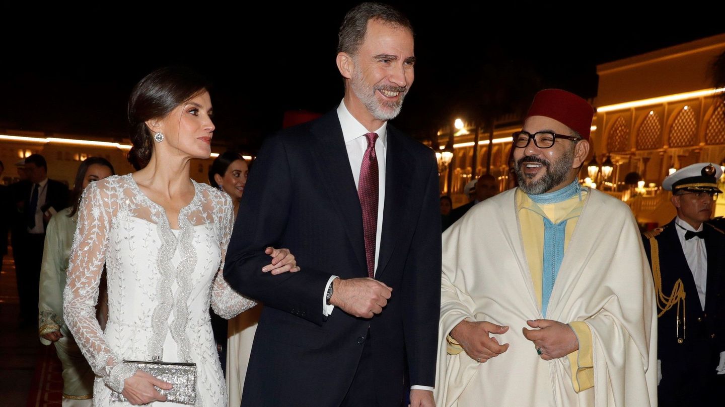 Los reyes Felipe VI y Letizia, junto al rey Mohamed VI en 2019. (EFE/Juanjo Martín)