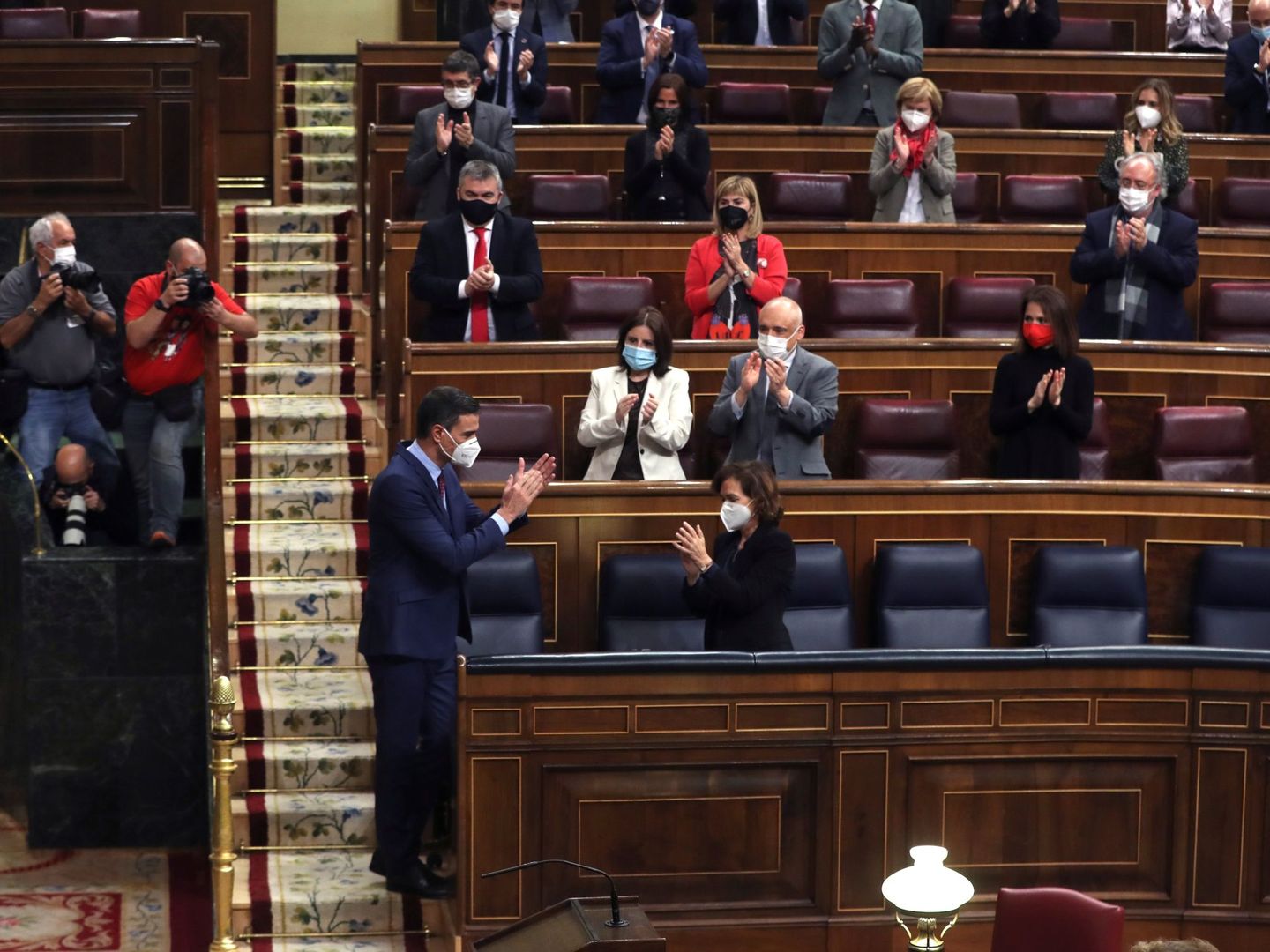La bancada socialista del Congreso aplaude a Pedro Sánchez. (EFE)