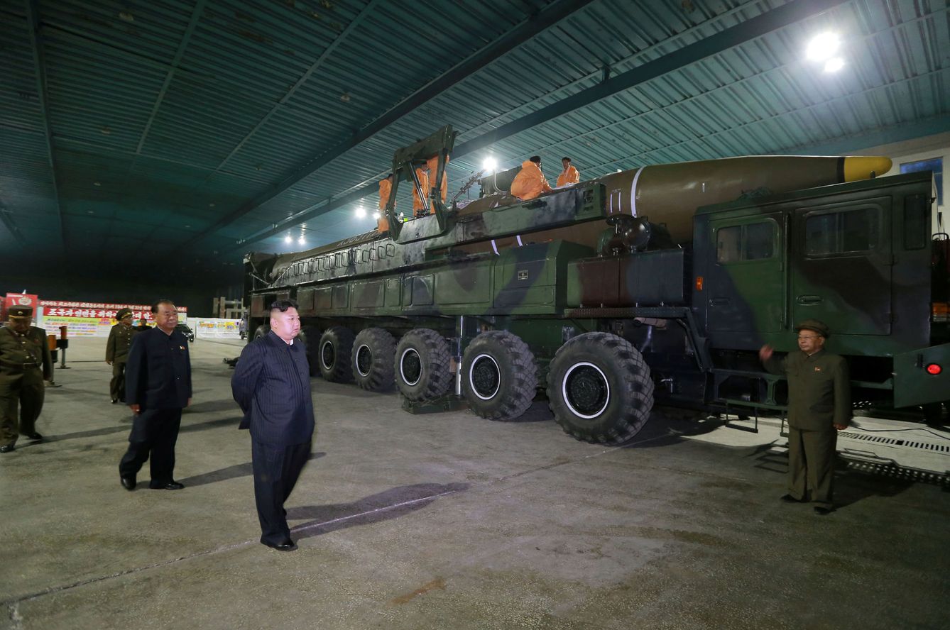 Kim Jong-un inspecciona el Hwasong-14 antes de su lanzamiento, a principios de julio. (Reuters)