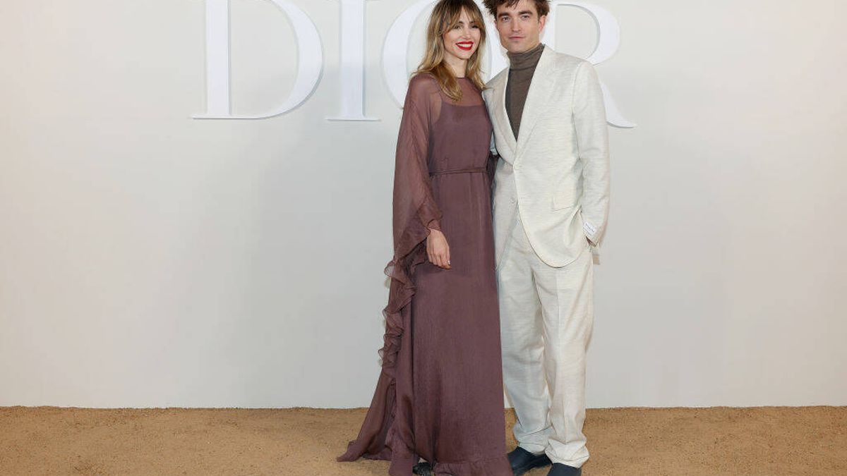 Robert Pattinson y Suki Waterhouse oficializan por fin su amor en la alfombra roja 