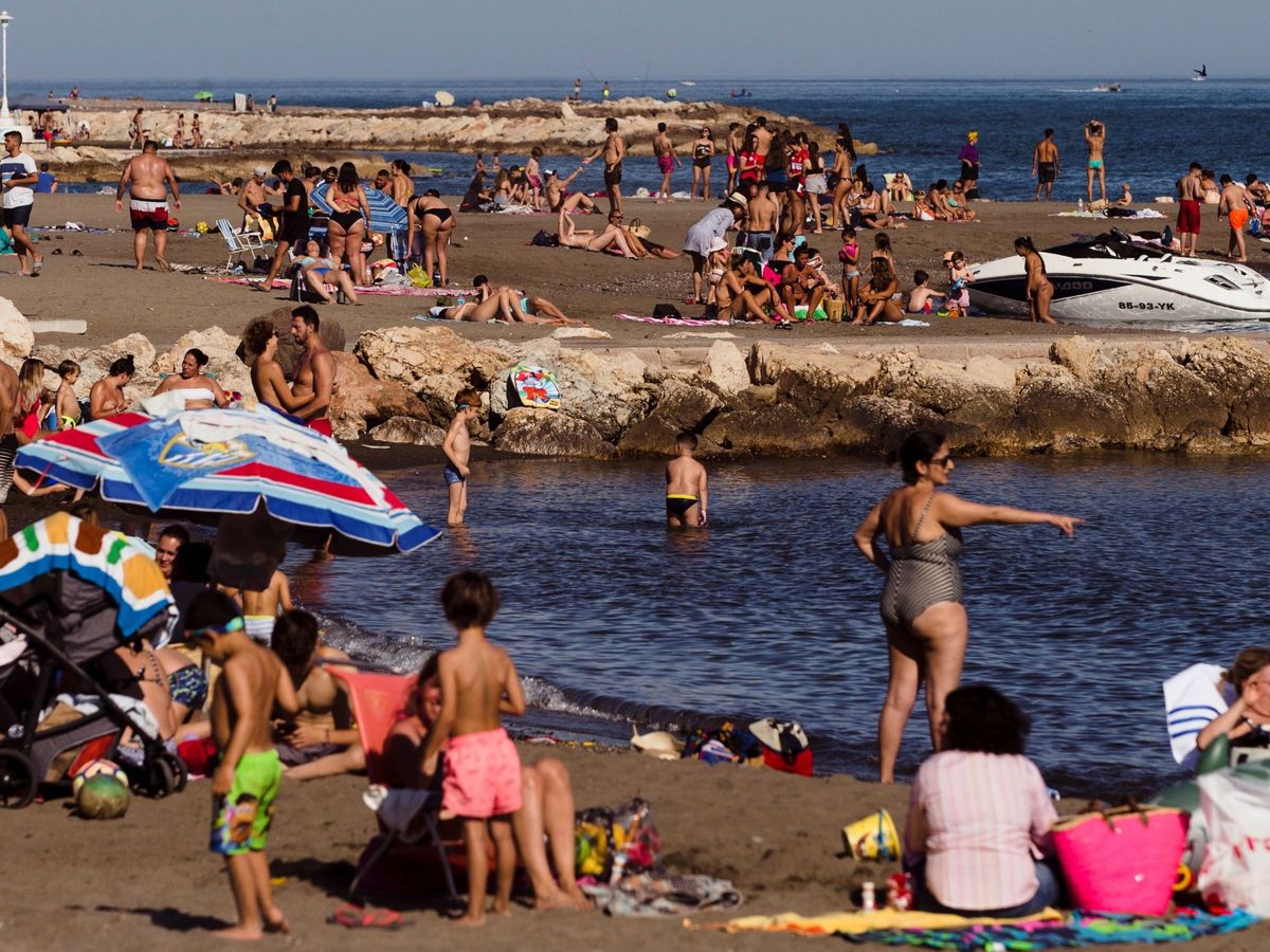 Foto: Numerosas personas disfrutan este miércoles del buen tiempo en la playa de Pedregalejo de Málaga. (EFE)