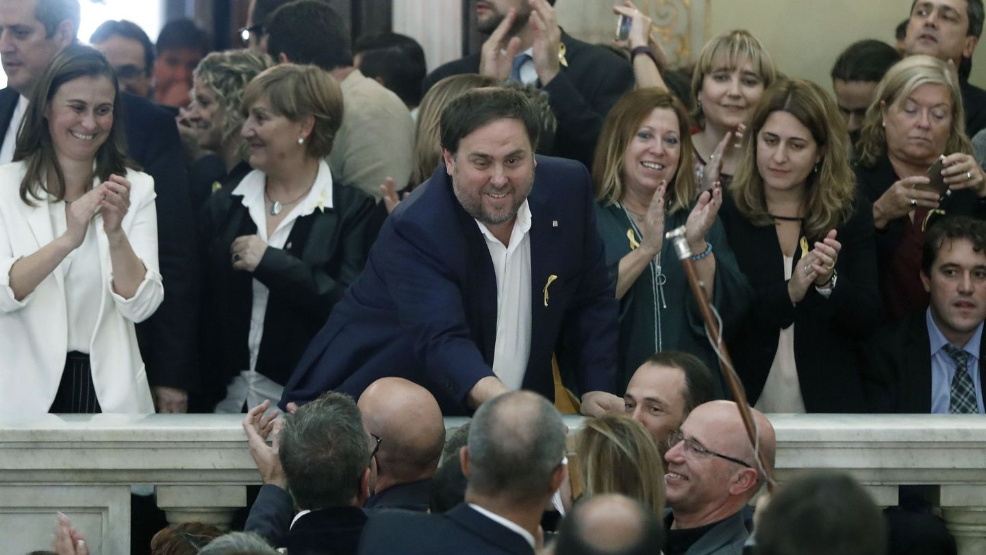 El vicepresidente del Govern muestra su alegría en las escalinatas del Parlament. (EFE)