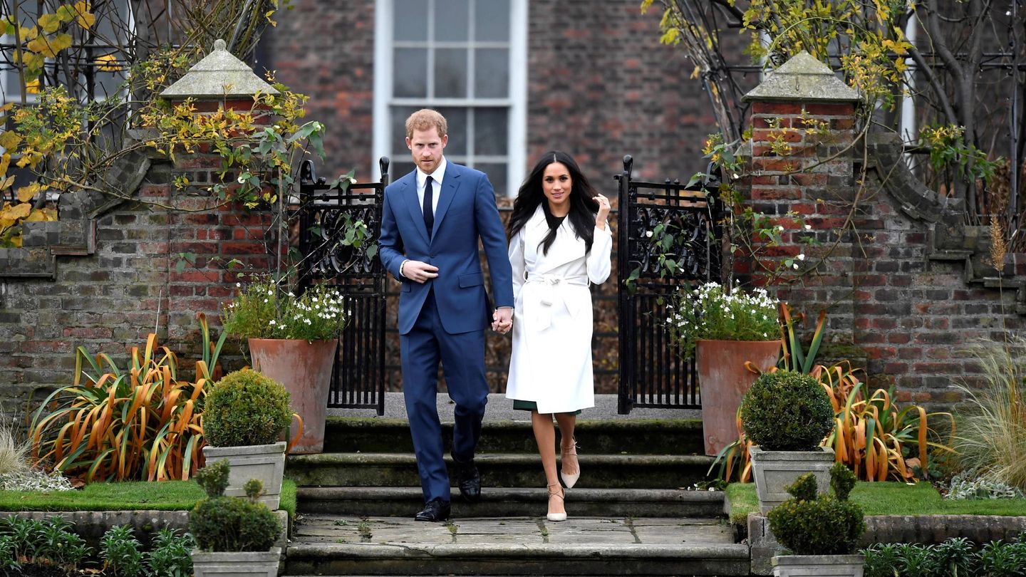 Harry y Meghan en los jardines de Kensington Palace. (Gtres)