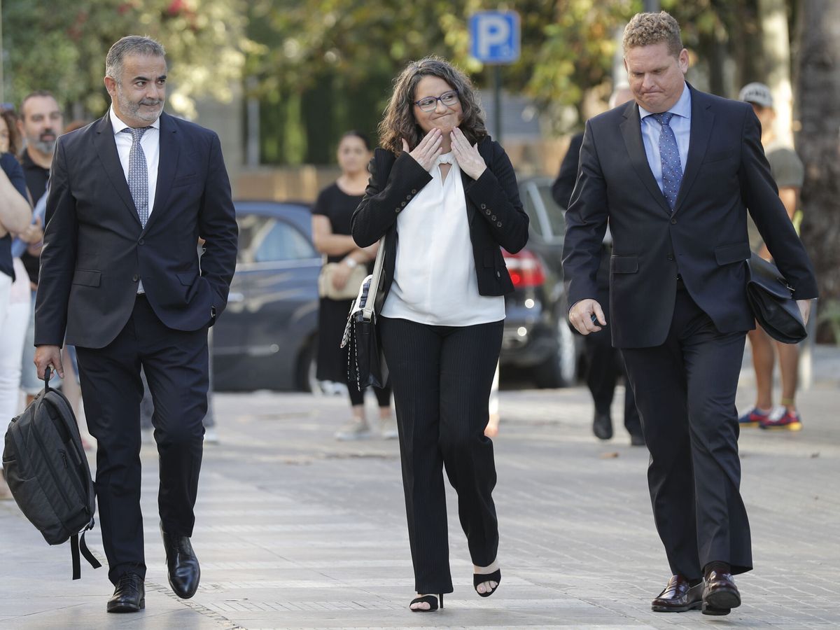 Foto: Oltra saluda a su llegada a los juzgados. (EFE/Manuel Bruque)
