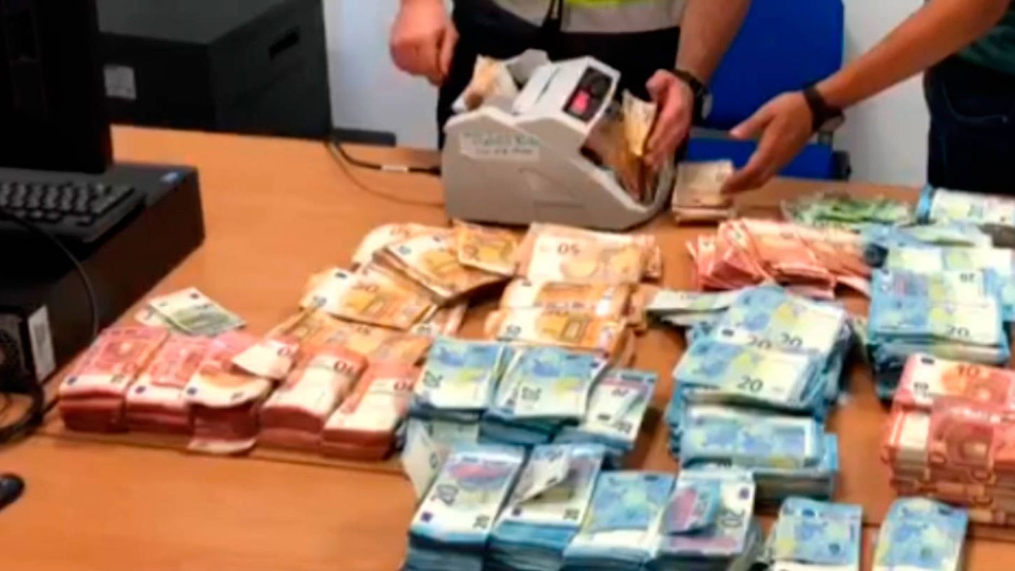 Se incautaron 400 kg. de hachís y más de 220.000 euros en efectivo (Foto: Guardia Civil)