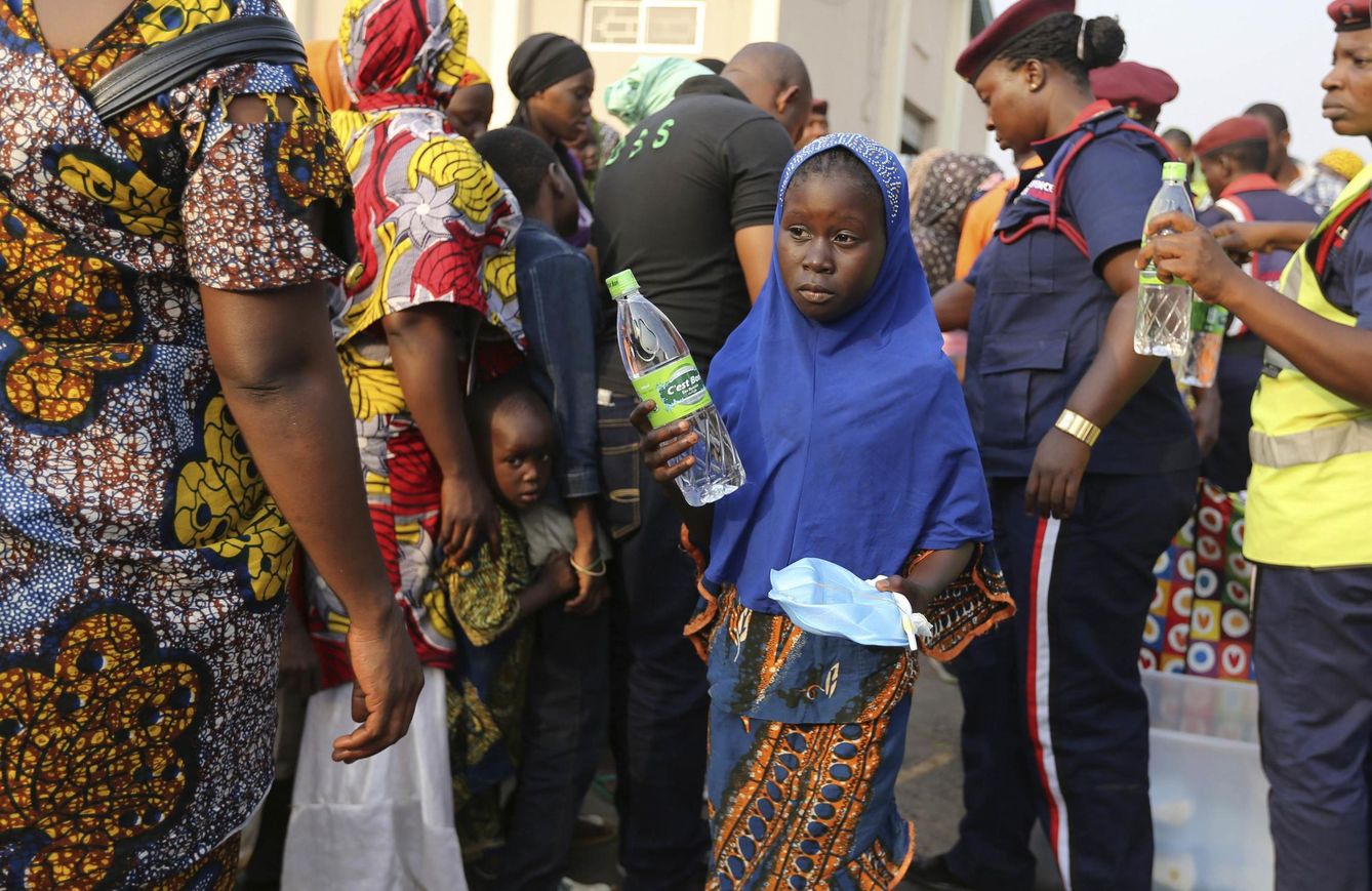 Colas para recibir alimentos en la capital de Nigeria, Abuya. (Reuters/Afolabi Sotunde)