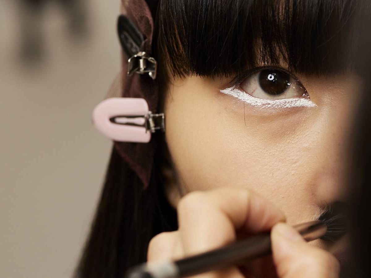 Foto: Primer plano del maquillaje reverse eyeliner en blanco de Dior en su desfile de alta costura SS22. (Imaxtree)
