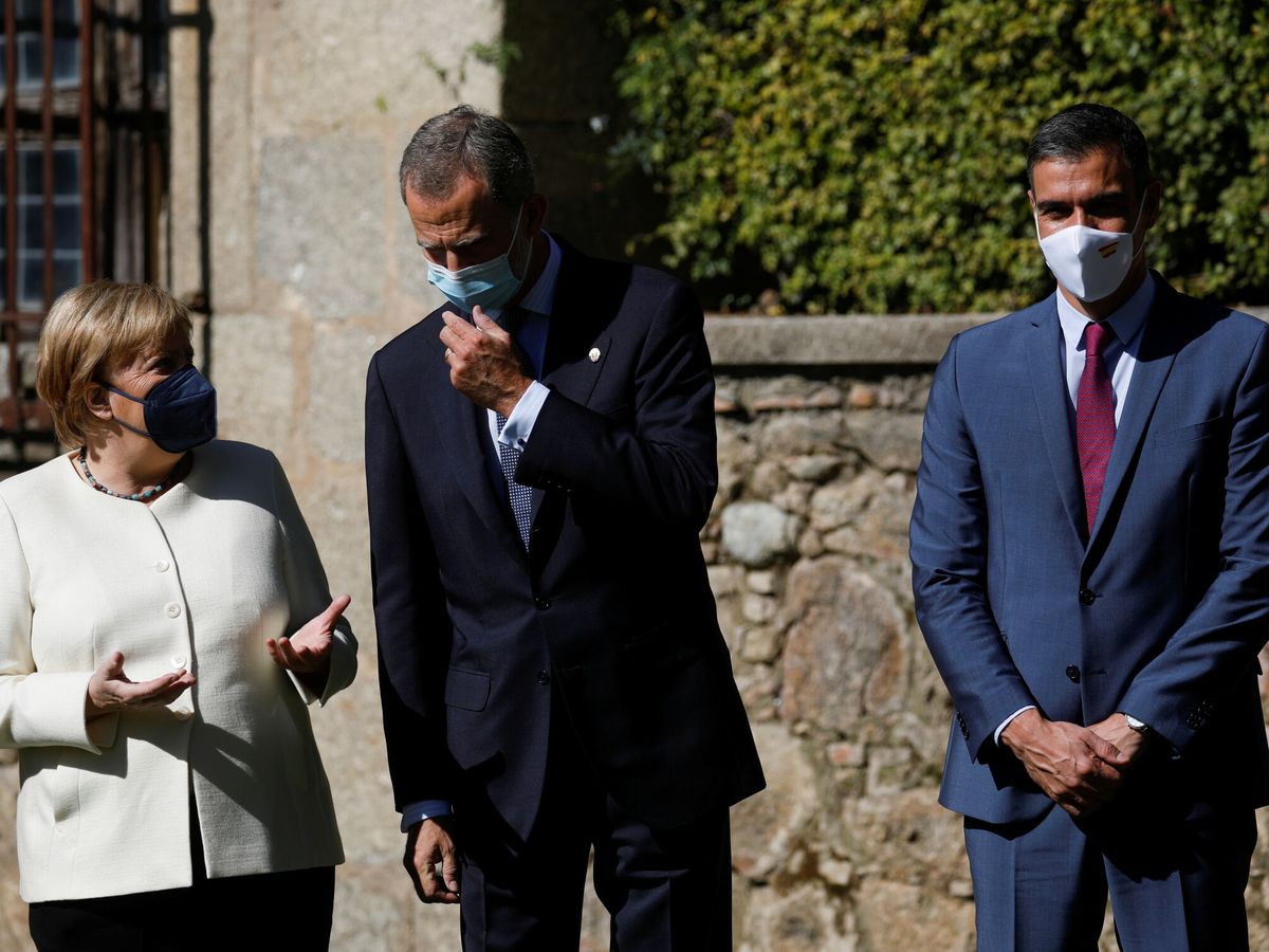 Foto: FElipve VI (c), junto con Angela Merkel (i) y Pedro Sánchez (d). (Reuters)