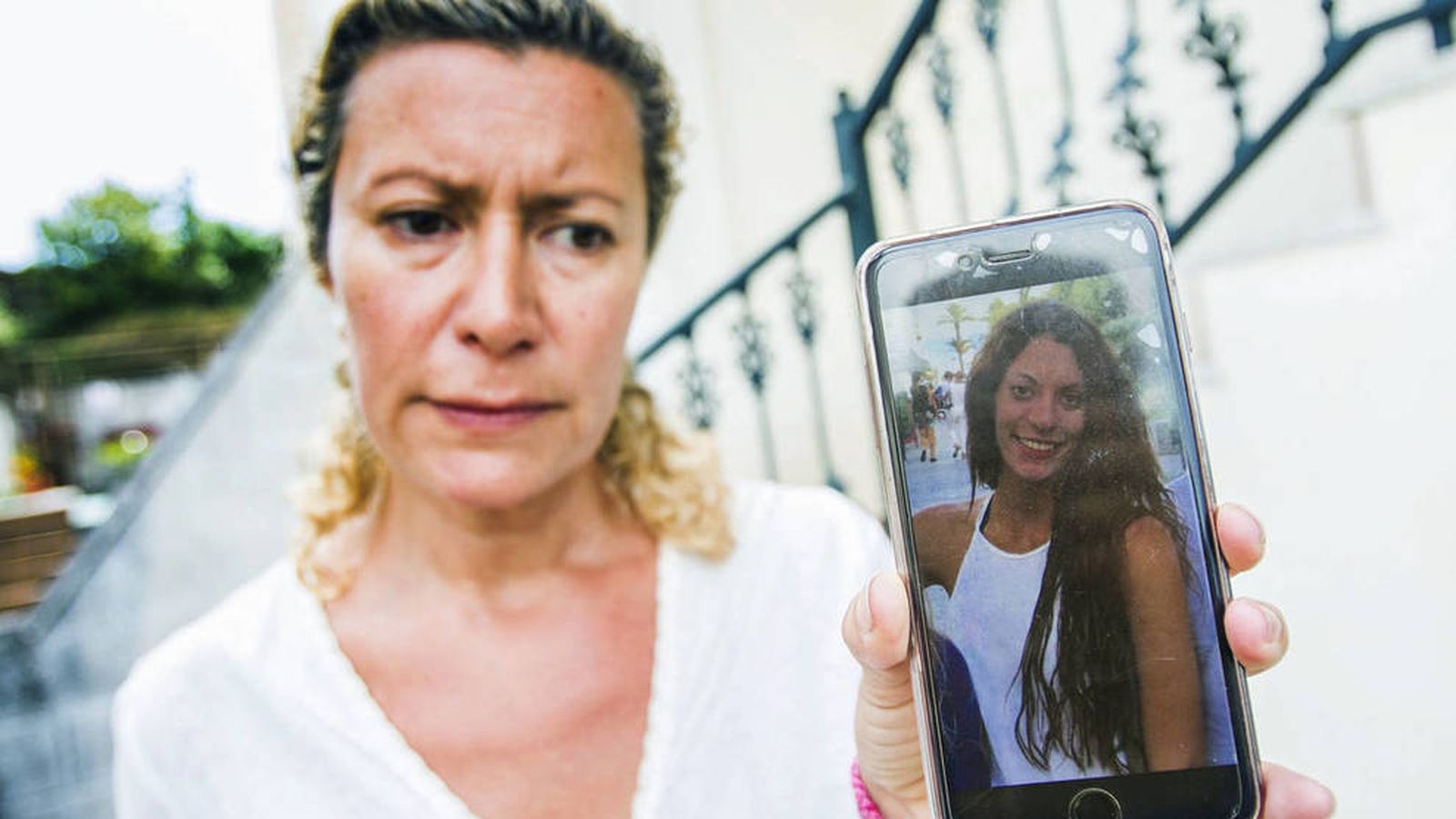 Foto: La madre de la joven Diana Quer, de 18 años, muestra en el móvil la foto de su hija. (EFE)