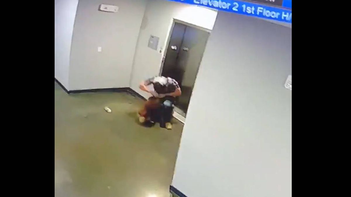 Un hombre salva a un perro de morir ahogado por su propia correa en el ascensor