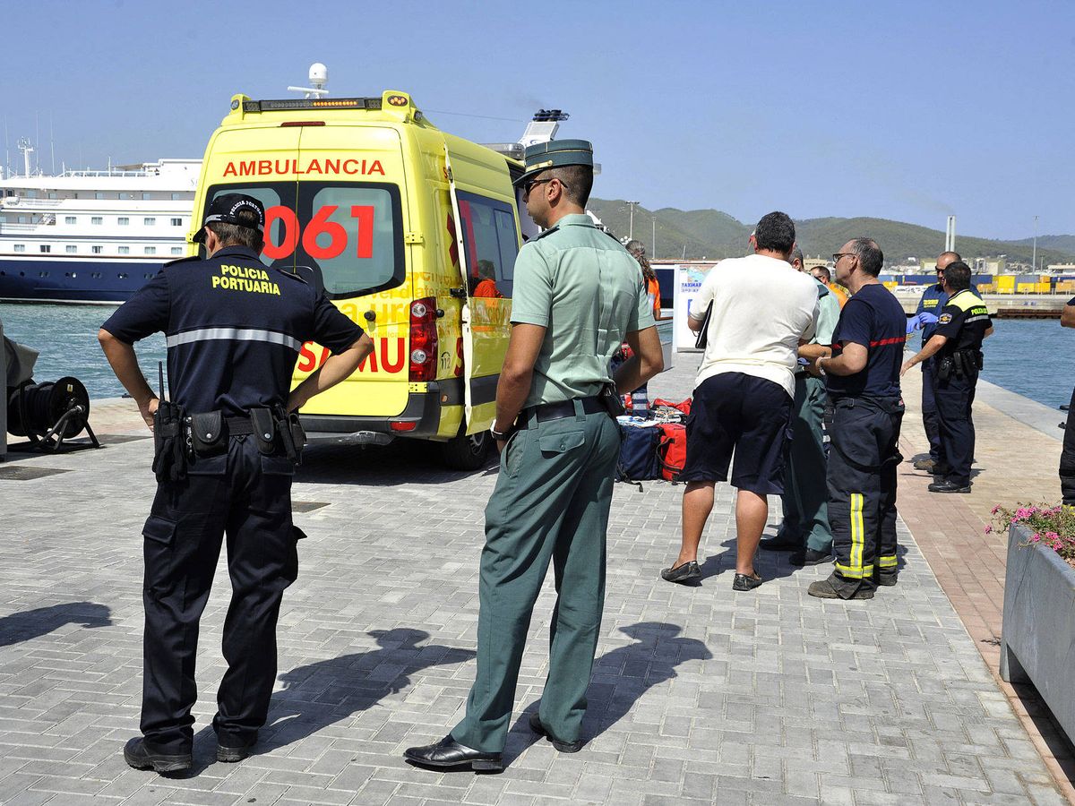 Foto: Imagen de archivo de servicios de emergencias en el puerto de Ibiza. (EFE/Sergio G. Canizares)
