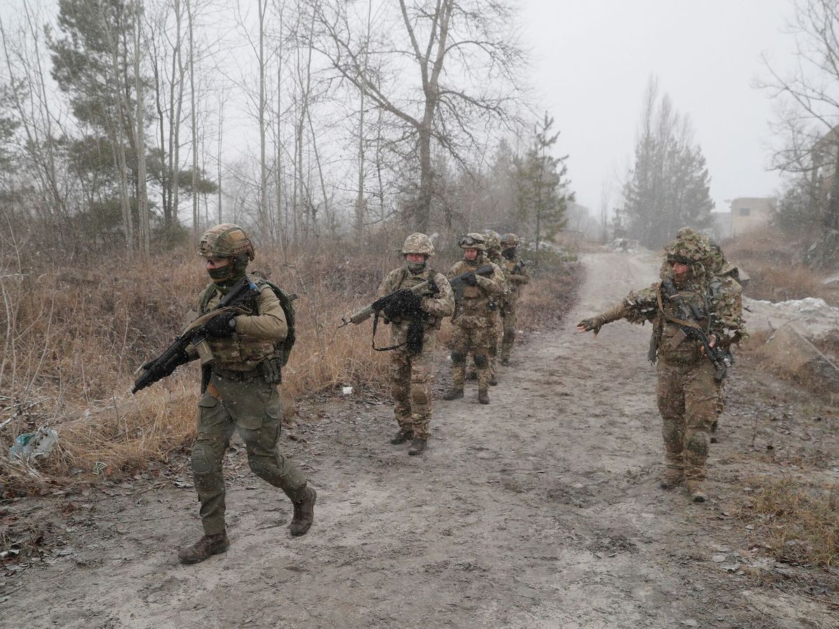Foto: Reservistas ucranianos en un entrenamiento cerca de Kiev, Ucrania. (EFE/Sergey Dolzhenko)