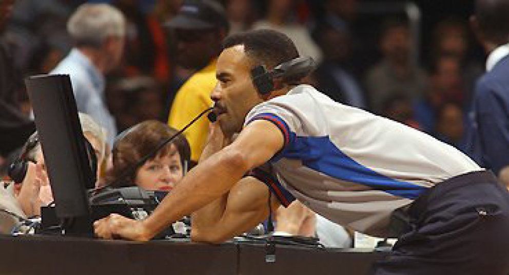 Foto: Los arbitros de la NBA podrán utilizar la video repetición antes de pitar