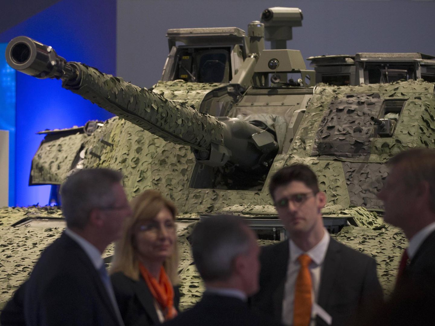 Un grupo de vendedores frente a un tanque en la feria de armamento DSEI en Londres, en septiembre de 2015. (Reuters)