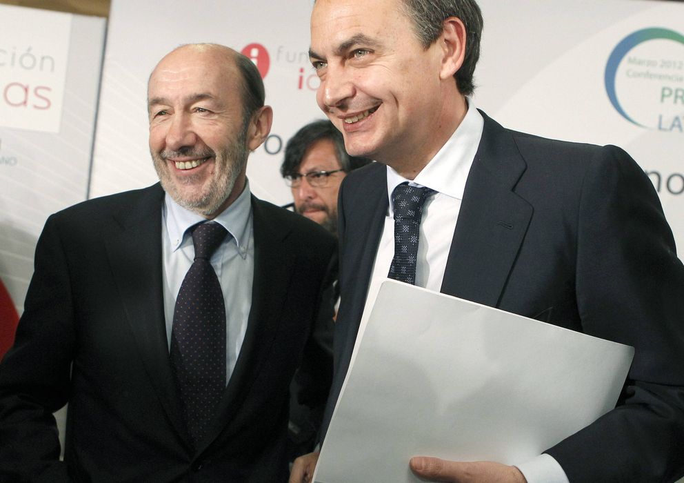 Foto: Rubalcaba y Zapatero, de traje, en una conferencia. (Efe)