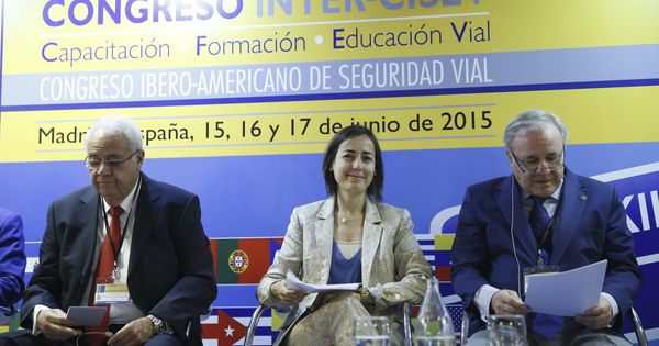 Foto: José Miguel Báez, presidente de la CNAE (izda), junto a la exdirectora de la DGT María Seguí, durante un congreso. (EFE)