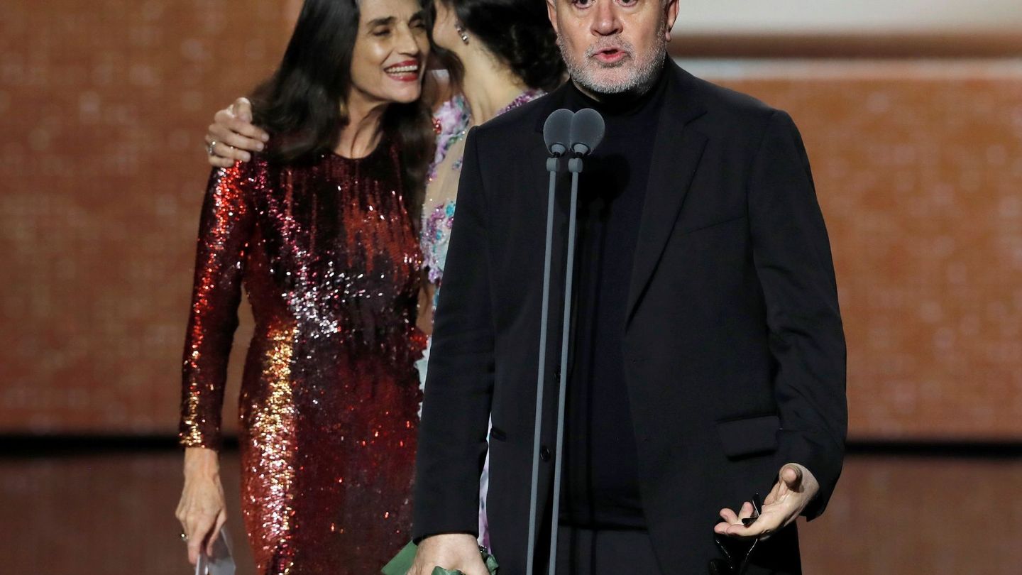 Pedro Almodóvar recibe el Goya a la mejor dirección por su película 'Dolor y Gloria'. (EFE)