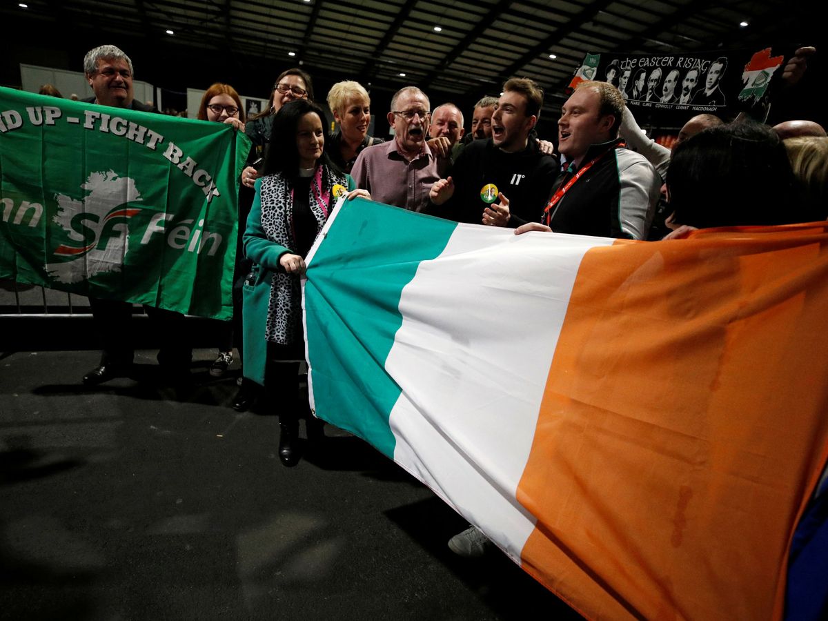 Foto: Foto de archivo: partidarios del Sinn Féin en Dublín durante las elecciones del pasado febrero. (Reuters)