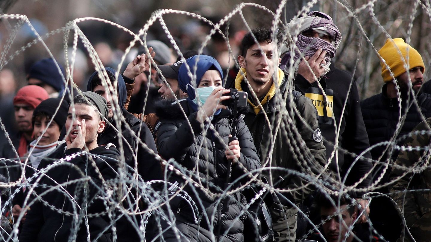 Un grupo de refugiados en territorio turco en su intento de cruzar la frontera hacia Grecia este lunes. (EFE)