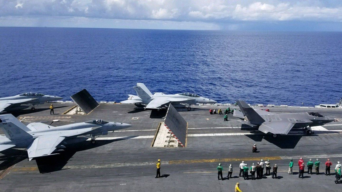 Cubierta de vuelo del USS Carl Vinson con F-35C y Super Hornet. Se ven, levantados, los conflictivos deflectores que hay que cambiar (US Navy)