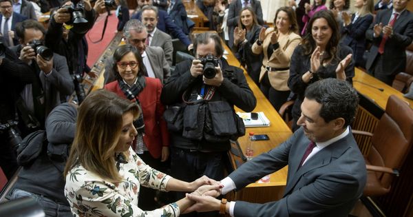 Foto: El líder del PP-A, Juanma Moreno, es felicitado por la hasta ahora presidenta del Ejecutivo andaluz, Susana Díaz, tras ser investido presidente de la Junta de Andalucía. (EFE)