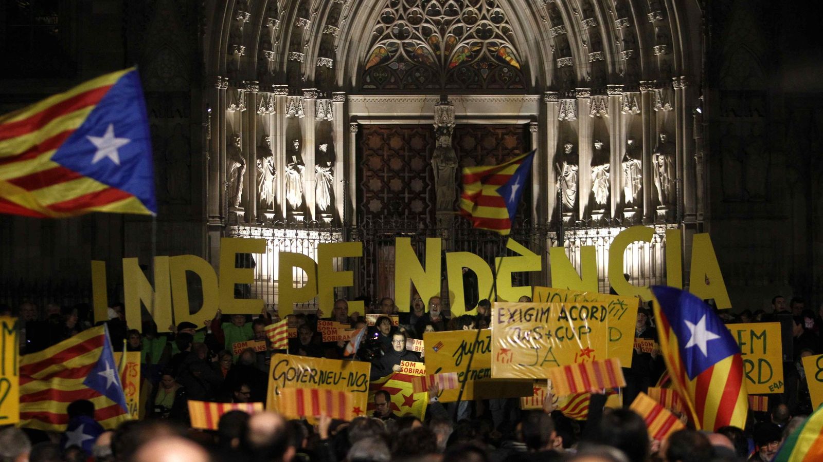 Foto: Un millar de personas piden un acuerdo entre JxS y la CUP en Barcelona. (EFE)