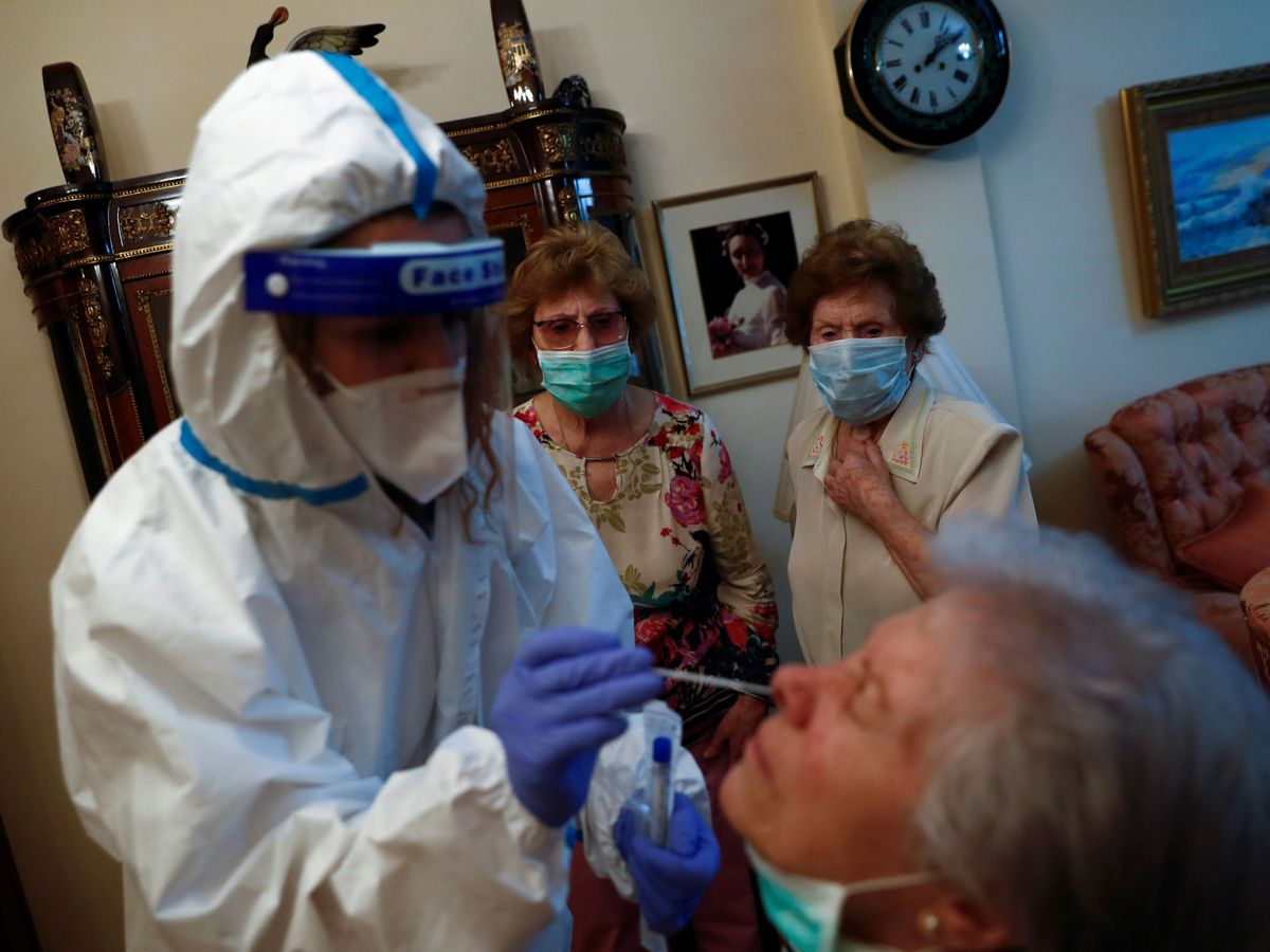 Foto: Una enfermera realiza una prueba PCR a una anciana. (Reuters)