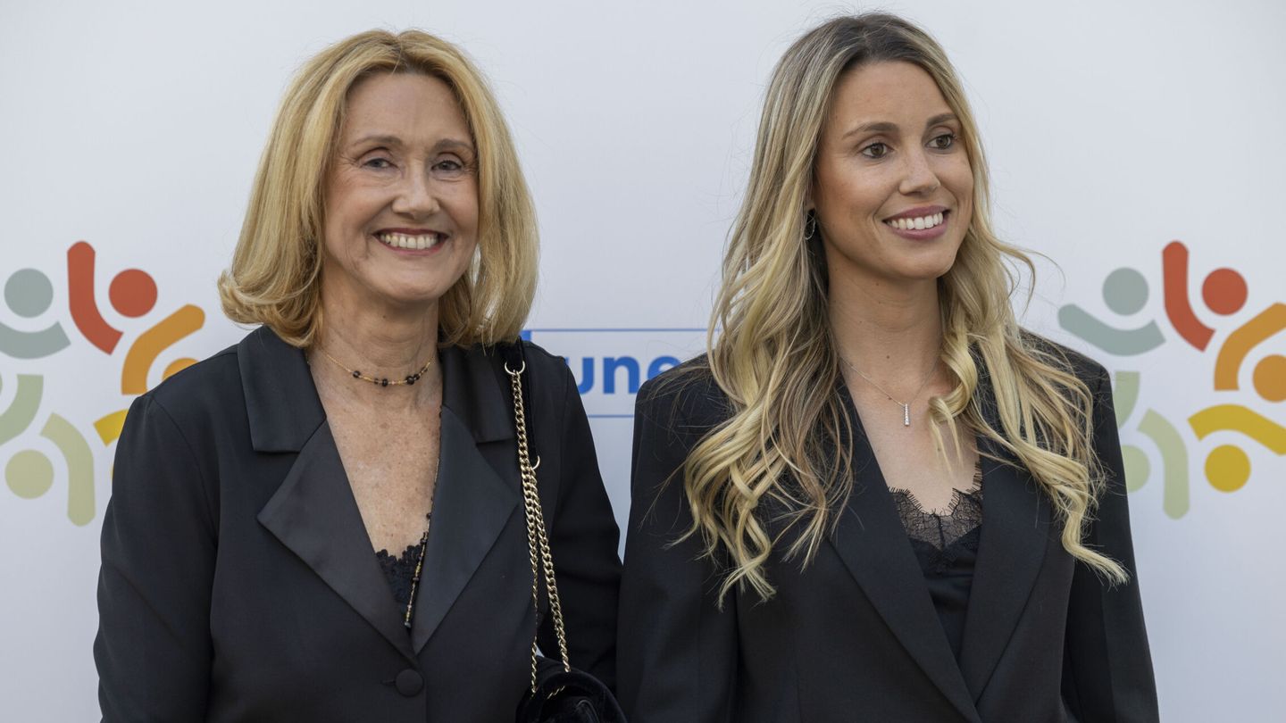 Ana María Parera y Maribel Nadal posan a su llegada a los premios. (EFE/Cati Cladera) 