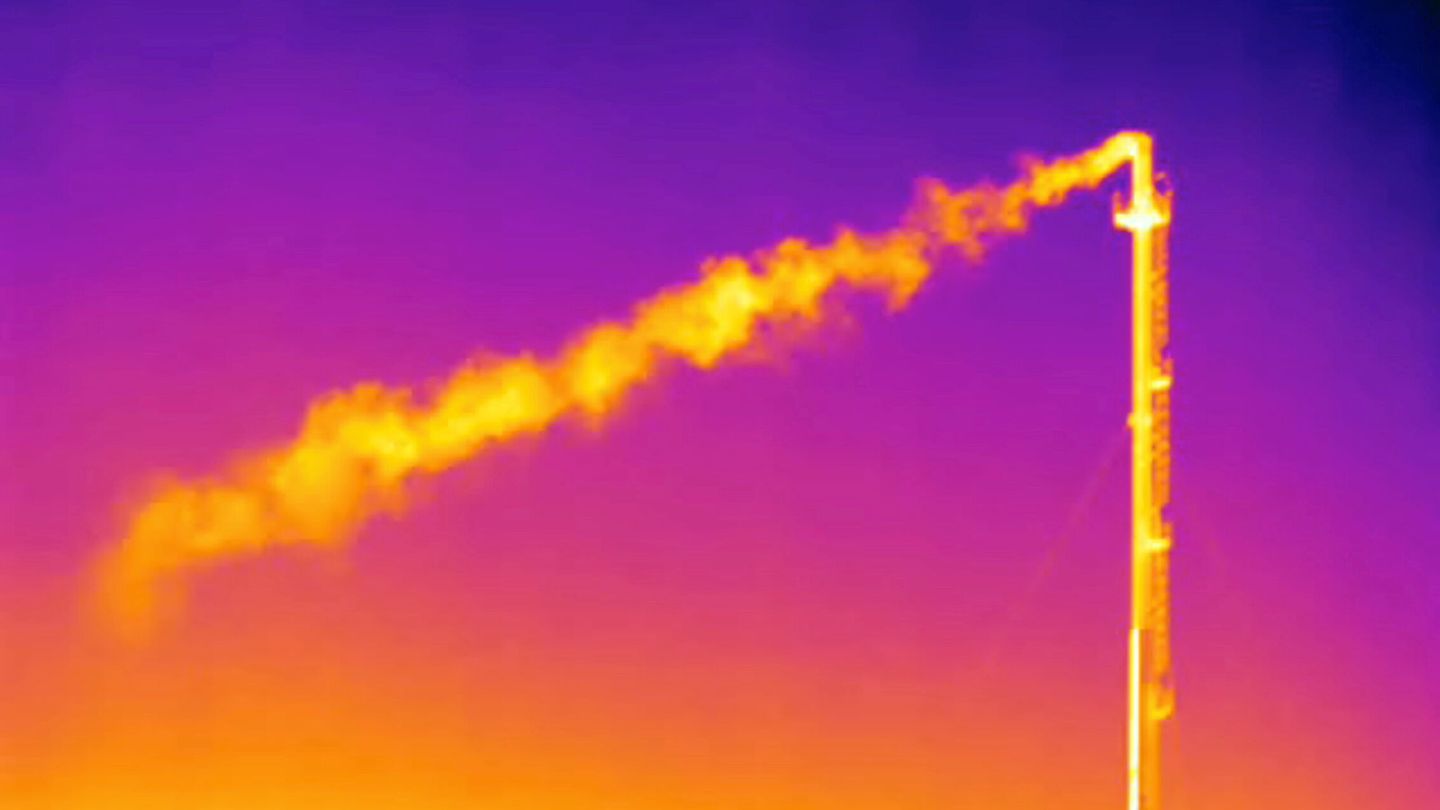Emisión de metano captada por una cámara infrarroja en Italia. (Reuters)