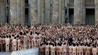 Spencer Tunick vuelve a fotografiar desnudos: su último trabajo, frente a la Catedral de Bogotá, en Colombia