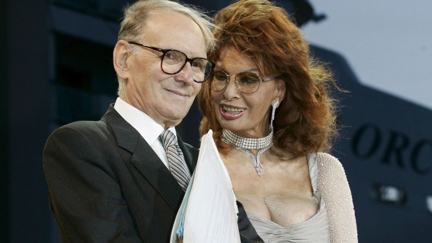Morricone junto a Sofia Loren en 2007. (Efe)